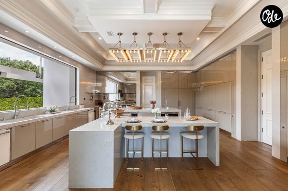 L’ancienne propriété de Ben Affleck et Jennifer Lopez à Beverly Hills s’étend sur près de deux hectares. La résidence compte 12 chambres, 24 salles de bains, une piscine à débordement, un vaste complexe sportif et un garage pouvant accueillir 12 voitures. Crédit photo : Simon Berlyn.
