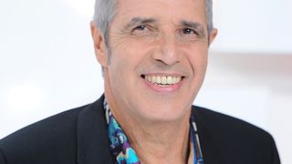 "Je suis un piètre grand-père" : Julien Clerc se livre sur ce qui l'empêche d'être plus présent auprès de ses petits-enfants