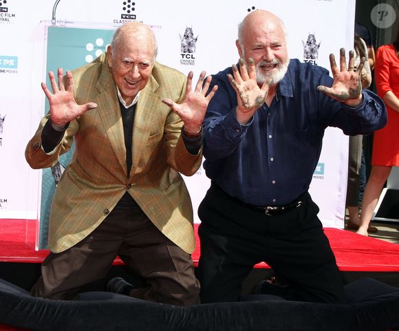 Rob Reiner était le fils de Carl Reiner, un acteur hollywoodien qui a joué dans pas moins de 100 productions.

Carl Reiner et son fils Rob Reiner laissent leurs empreintes sur le ciment lors d'une cérémonie au théâtre Chinese à Hollywood, le 7 avril 2017.

Photo : Fameflynet / Bestimage