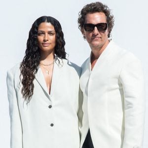 Camilla Alves et Matthew McConaughey assistent au défilé Jacquemus Menswear Spring/Summer 2026 dans le cadre de la semaine de la mode à Paris, France, le 29 juin 2025. Photo par Aurore Marechal/ABACAPRESS.COM