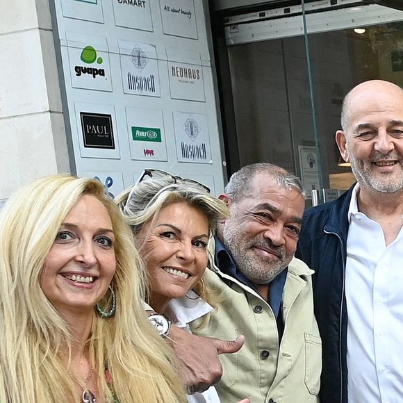 Caroline Margeridon est à Bruxelles avec les acheteurs (Stéphane Vanhandenhoven, Aurore Morisse, Bernard Dumeige, Alexandra Morel, Glorian Kabongo, François-Xavier Renou, François Cases Bardina, Gérald Watelet (animateur) et Jérôme Duvillard (commissaire-priseur)) de l'émission belge "Affaire conclue" pour une vente aux enchères d'objets donnés à "Viva for Life" en Belgique le 29 octobre 2022. Photonews / Bestimage