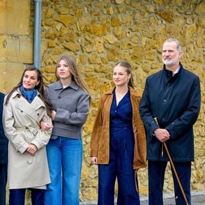 Un geste qui suit la ligne de conduite de Felipe VI depuis le début de son règne, 

Valdesoto, ESPAGNE Le roi Felipe VI d'Espagne, la reine Letizia d'Espagne, la princesse Leonor et l'infante Sofía ont visité Valdesoto (Siero), qui a reçu le prix 2025 de la ville exemplaire des Asturies en Espagne. 25/10/2025

Photo : Backgrid USA / Bestimage