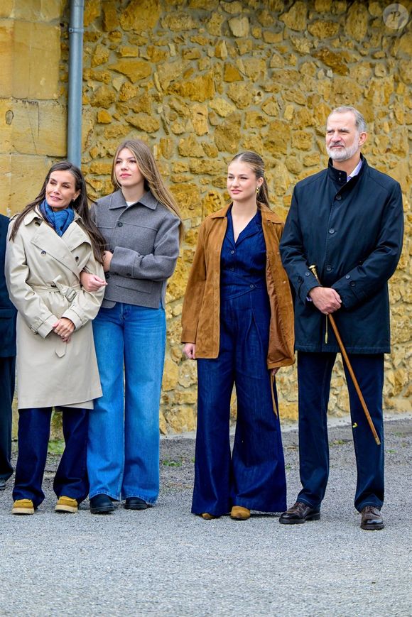 Un geste qui suit la ligne de conduite de Felipe VI depuis le début de son règne, 

Valdesoto, ESPAGNE Le roi Felipe VI d'Espagne, la reine Letizia d'Espagne, la princesse Leonor et l'infante Sofía ont visité Valdesoto (Siero), qui a reçu le prix 2025 de la ville exemplaire des Asturies en Espagne. 25/10/2025

Photo : Backgrid USA / Bestimage