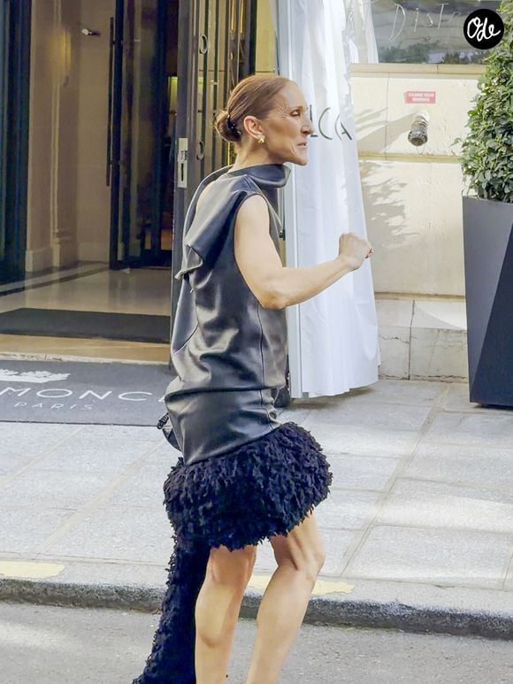 Céline Dion quitte le Royal Monceau entourée d’une foule de fans et s’offre un joli moment avec eux en dansant sur l’un de ses titres les plus emblématiques, "Pour que tu m’aimes encore", à Paris, France, le 1er septembre 2026. © Léa Vieillot/Bestimage