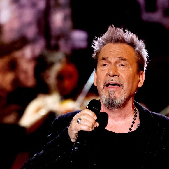 Récemment, Florent Pagny a dû reporter plusieurs concerts à cause d'une laryngite

Exclusif - Florent Pagny lors surprises lors de l'enregistrement de l'émission "La chanson secrète N°14", présentée par N.Aliagas et diffusée le 26 décembre sur TF1, consacrée à Lara Fabian à Paris le 10 Décembre 2025. 
Crédit : JACOVIDES-MOREAU / BESTIMAGE