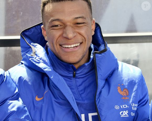 Kylian Mbappé n’en n’oublie pas le football. Il s'apprête à disputer la Coupe du monde 2026, organisée aux États-Unis, au Canada et au Mexique cet été, avec l'équipe de France.
Kylian Mbappé le 29 mars 2026, à Landover, Maryland, USA pour le match amical France vs Colombie Zuma Press / Bestimage