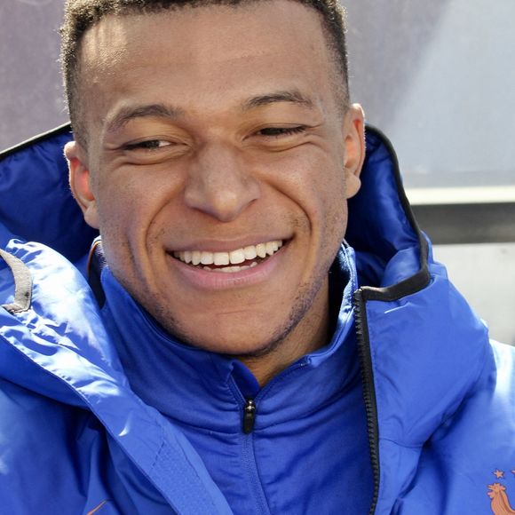 Kylian Mbappé n’en n’oublie pas le football. Il s'apprête à disputer la Coupe du monde 2026, organisée aux États-Unis, au Canada et au Mexique cet été, avec l'équipe de France.
Kylian Mbappé le 29 mars 2026, à Landover, Maryland, USA pour le match amical France vs Colombie Zuma Press / Bestimage