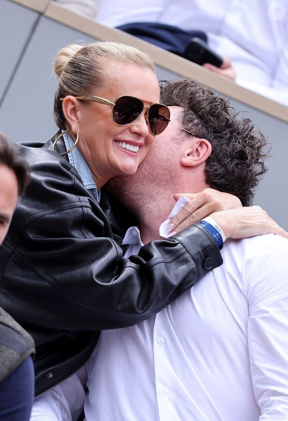 Laeticia Hallyday et son compagnon Frédéric Suant très amoureux dans les tribunes lors des Internationaux de France de Tennis de Roland Garros 2025, à Paris, France, le 26 mai 2025. © Jacovides-Moreau/Bestimage
