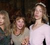 Julie Depardieu est d’ailleurs heureuse de cette proximité qu’elle peut avoir avec son fils et a partagé un collage photo afin de montrer la similitude physique qu’elle partage avec celui-ci. 

Exclusif - Arielle Dombasle, Julie Depardieu et son fils Billy Blanchard - Défilé Marie Beltrami au Serpent à Plumes à Paris le 22 septembre 2026. © Philippe Baldini/Bestimage