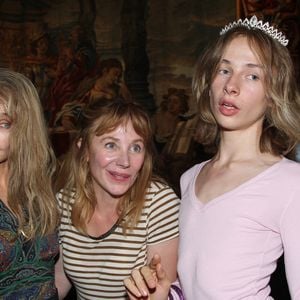 Julie Depardieu est d’ailleurs heureuse de cette proximité qu’elle peut avoir avec son fils et a partagé un collage photo afin de montrer la similitude physique qu’elle partage avec celui-ci. 

Exclusif - Arielle Dombasle, Julie Depardieu et son fils Billy Blanchard - Défilé Marie Beltrami au Serpent à Plumes à Paris le 22 septembre 2026. © Philippe Baldini/Bestimage