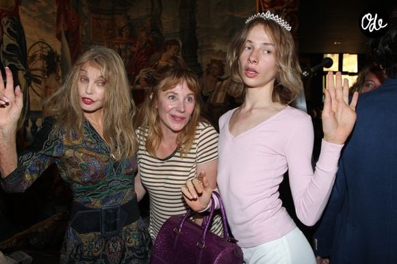 Julie Depardieu est d’ailleurs heureuse de cette proximité qu’elle peut avoir avec son fils et a partagé un collage photo afin de montrer la similitude physique qu’elle partage avec celui-ci. 

Exclusif - Arielle Dombasle, Julie Depardieu et son fils Billy Blanchard - Défilé Marie Beltrami au Serpent à Plumes à Paris le 22 septembre 2026. © Philippe Baldini/Bestimage