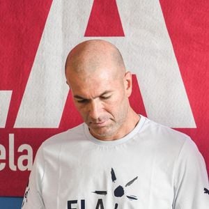 Cela s'est cependant avéré être un échec

Zinédine Zidane, le chanteur Soprano lors de la lecture de la dictée ELA aux élèves de la 6ème F du collège Henri Barnier à Marseille le 18 octobre 2022. 
Crédit : Agence / Bestimage