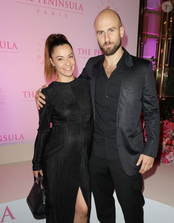 Plus mince, plus musclé et plus en forme ! Denitsa Ikonomova (enceinte) et son compagnon François Alu - Photocall du 5ème gala de charité de l'association "Les Bonnes Fées" à l'occasion de la campagne mondiale "Octobre Rose" à l'hôtel Peninsula, Paris le 3 octobre 2024. A l'occasion de la campagne mondiale "Octobre Rose", l'hôtel Peninsula Paris lance son programme caritatif "Peninsula in Pink", dont les bénéfices de 254 400 Euros seront reversés à l'association "Les Bonnes Fées". © Coadic Guirec/Bestimage