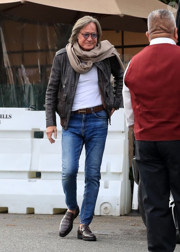 Exclusif - Mohamed Hadid déjeune avec une jeune inconnue à Los Angeles, le 20 novembre 2021. (Backgrid USA / Bestimage).