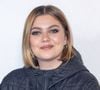 Mais dans la première version, le texte commence ainsi : "Les amants passent de lit en lit". Dans la nouvelle, Louane chante : "Y a plus d’amants / Y a plus de lits". En 2015, elle chantait aussi "Tout recommencera au printemps / Sauf les amours indélébiles", aujourd’hui elle chante : "J’ai trouvé l’amour indélébile".
Louane Emera - Greeting au défilé Christian Dior prêt-à-porter automne-hiver 2023/2024 lors de la Fashion Week de Paris (PFW), au jardin des Tuileries à Paris, France, le 28 février 2023. © Olivier Borde/Bestimage