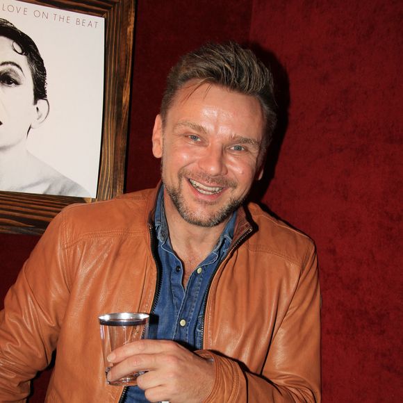 "Je vis quelque chose de sympathique, on verra si c'est au long cours ou pas (...). C'est épanouissant. On me fait la cour (...) et là, ça s'est passé. Et pour une fois, j'étais pas agacé après, donc je n'avais pas envie qu'il reparte", a révélé l'artiste.

Exclusif - Jeanfi Janssens - Personnalités au spectacle de A.Kavanagh "Happy" au Casino de Paris, après 5 ans d'absence. Le 21 octobre 2022
© Baldini / Bestimage