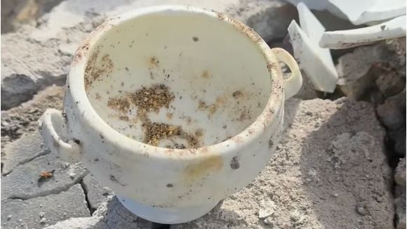 La grande amie d'Hélène Darroze - dotée d'un masque et d'une combinaison - a retrouvé des objets miraculeusement intacts, notamment de la vaisselle. Et l'une de ses trouvailles a eu le mérite de la bouleverser !

Ce lundi 17 février 2025 sur Instagram, Laeticia Hallyday a immortalisé ses nouvelles fouilles dans les gravats de son ancienne demeure récemment détruite par les incendies de Los Angeles. (Vidéo).