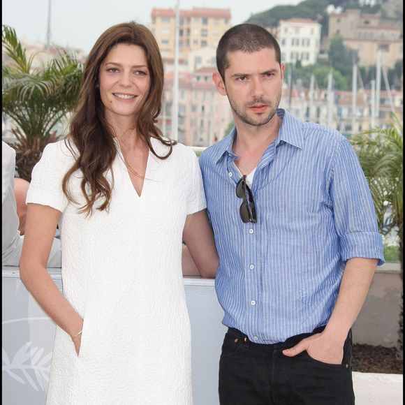 Très vite, une histoire d’amour intense naît entre eux...

Chiara Mastroianni et Melvil Poupaud lors du photocall du film Un conte de Noël, 61e Festival du film de Cannes.