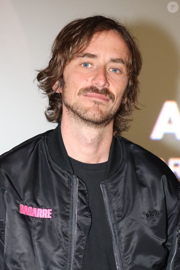 Pendant ses études à l’ESRA à Paris, il a travaillé pour financer sa vie quotidienne.

Le réalisateur Julien Royal (Julien Hollande) - Première du film "Bagarre" au cinéma CGR Villenave d'Ornon en Gironde le 29 mars 2026. © Jean-Marc Lhomer/Bestimage