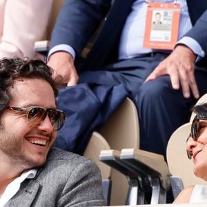 Florence Foresti et son compagnon Alexandre Kominek - People dans les tribunes lors des Internationaux de France de Tennis de Roland Garros 2022 à Paris le 29 mai 2022. © Cyril Moreau/Bestimage