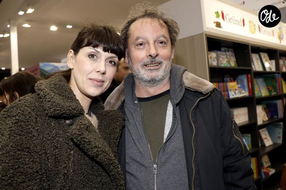 Une nouvelle tombée en 2020.

Christophe Alévêque et sa compagne Serena Reinaldi - Salon du livre de Paris porte de Versailles le 14 mars 2019. © Cédric Perrin/Bestimage