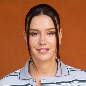 Devenue maman il y a quelques années, la comédienne a dû adapter sa mise en beauté pour masquer les signes de fatigue du quotidien.

Adèle Exarchopoulos lors des Internationaux de France de Tennis de Roland Garros 2026, à Paris, le 7 juin 2026. 

© Jacovides / Moreau / Bestimage
