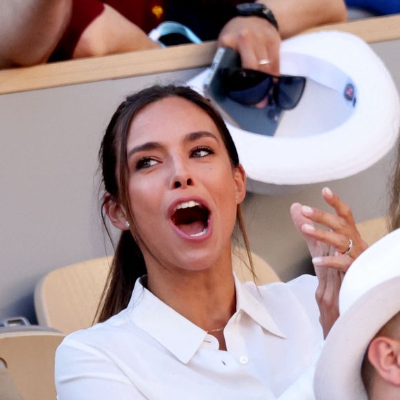 Une astuce plutôt simple. Mais à voir la silhouette musclée et fine de la reine de beauté, on a bien envie d'y croire. 


Marine Lorphelin (Miss France 2013) - Célébrités dans les tribunes des internationaux de France de Roland Garros à Paris le 31 mai 2022. © Cyril Moreau - Dominique Jacovides/Bestimage