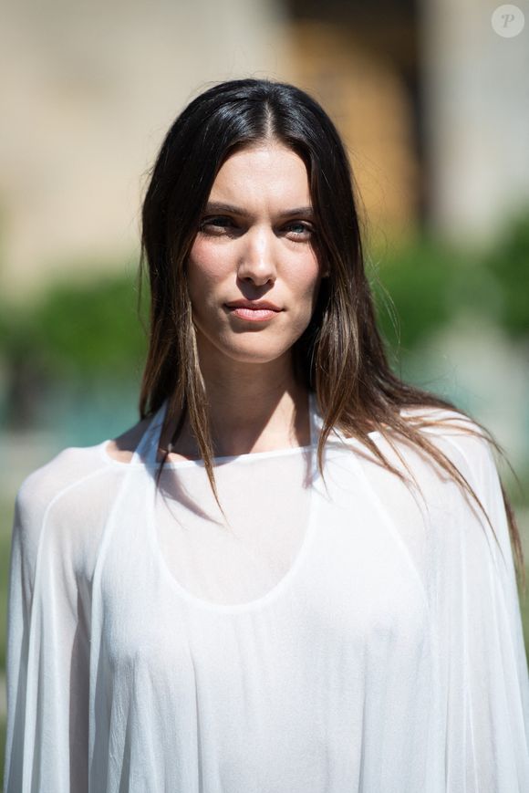 Charlotte Cardin assiste au défilé Jacquemus Menswear Spring/Summer 2026 dans le cadre de la semaine de la mode à Paris, France, le 29 juin 2025. Photo par Aurore Marechal/ABACAPRESS.COM