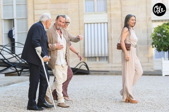 Florent Pagny et son épouse Azucena Caamano quittent le palais de l'Élysée à Paris, en France, après avoir assisté à la cérémonie de remise de la médaille de « Chevalier de la Légion d'honneur », le 27 mai 2026. Photo de Florian Poitout/ABACAPRESS.COM