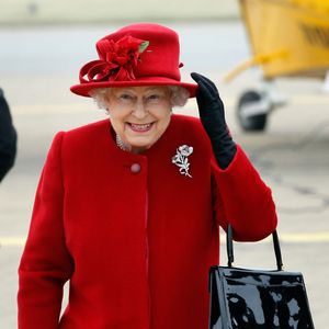 Pendant 70 ans, la reine a été à la tête du Royaume-Uni. 

Elizabeth II accueillie par le prince William lors de sa visite à la RAF Valley à Anglesey. Photo par GOFF  / BESTIMAGE