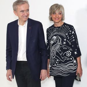 Exclusif - Bernard Arnault et Hélène Arnault posent au greeting du défilé de mode Christian Dior Haute-Couture automne-hiver 2024/2025 lors de la Fashion Week de Paris, France, le 24 Juin 2024. © Bertrand Rindoff / Bestimage