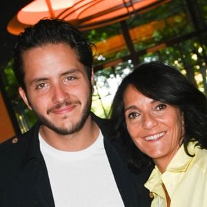 Florence Foresti et Alexandre Kominek ont une différence d'âge de 16 ans.

Florence Foresti et son nouveau compagnon l'humoriste Suisse, Alexandre Kominek - People à la 100ème du spectacle de Vincent Dedienne "Un soir de gala" au théâtre Marigny à Paris le 27 juin 2022. © Coadic Guirec/Bestimage