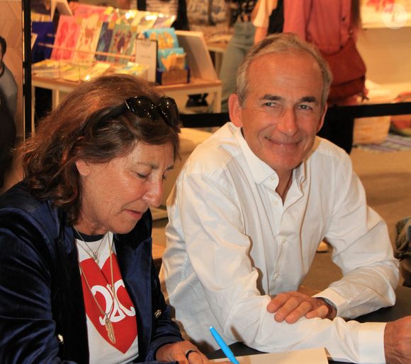 Sandrine Kretz, Olivier Kretz - La famille Kretz (série L'Agence sur TMC et Netflix) dédicace son livre "Bienvenue à l'Agence" au BHV Marais à Paris le 14 mai 2024. © Philippe Baldini/Bestimage