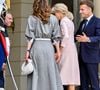 Rania de Jordanie avait complété sa silhouette avec des escarpins blancs Christian Louboutin et un sac Bottega Veneta assorti.

Le président français Emmanuel Macron et sa femme, la Première dame Brigitte Macron, reçoivent le roi Abdallah II de Jordanie et la reine Rania de Jordanie au palais présidentiel de l'Élysée à Paris, France, le 17 septembre 2026. © Christian Liewig/Bestimage