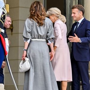 Rania de Jordanie avait complété sa silhouette avec des escarpins blancs Christian Louboutin et un sac Bottega Veneta assorti.
Le président français Emmanuel Macron et sa femme, la Première dame Brigitte Macron, reçoivent le roi Abdallah II de Jordanie et la reine Rania de Jordanie au palais présidentiel de l'Élysée à Paris, France, le 17 septembre 2026. © Christian Liewig/Bestimage