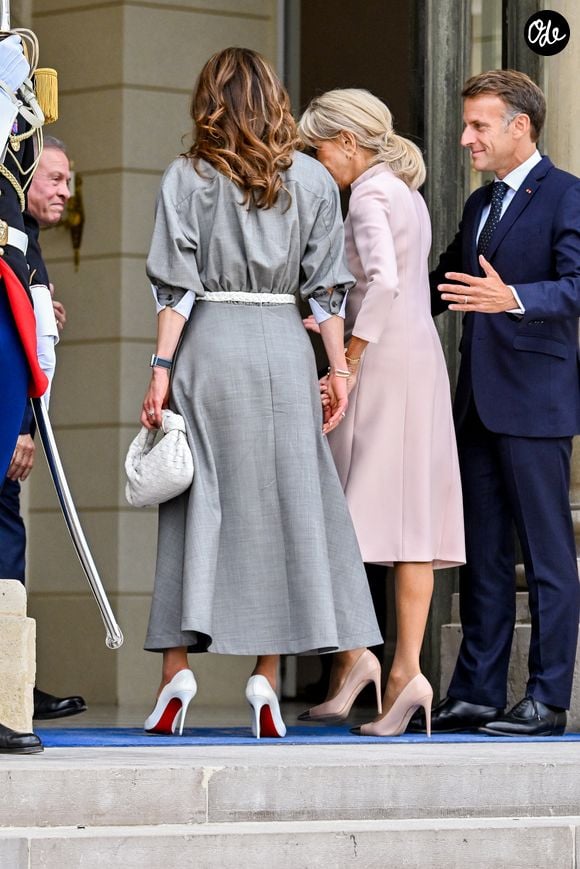 Rania de Jordanie avait complété sa silhouette avec des escarpins blancs Christian Louboutin et un sac Bottega Veneta assorti.

Le président français Emmanuel Macron et sa femme, la Première dame Brigitte Macron, reçoivent le roi Abdallah II de Jordanie et la reine Rania de Jordanie au palais présidentiel de l'Élysée à Paris, France, le 17 septembre 2026. © Christian Liewig/Bestimage