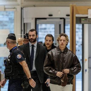 Louis Sarkozy, Jean Sarkozy et Pierre Sarkozy - Les fils de Nicolas Sarkozy arrivent au Tribunal judiciaire (Batignolles, 32ème chambre correctionnelle) pour l'annonce de la décision dans le cadre du procès Lybien le 25 septembre 2025. Nicolas Sarkozy est déclaré coupable d'association de malfaiteurs mais relaxé des autres chefs d'accusation.