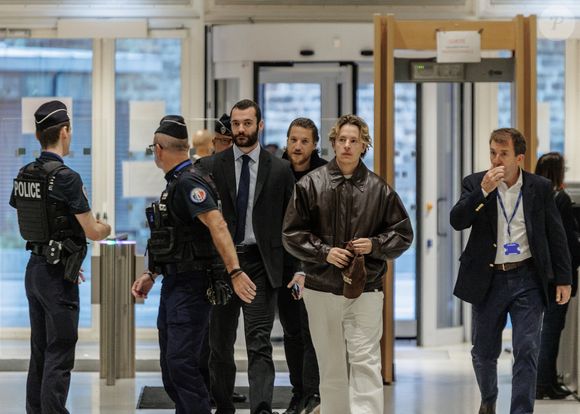 Louis Sarkozy, Jean Sarkozy et Pierre Sarkozy - Les fils de Nicolas Sarkozy arrivent au Tribunal judiciaire (Batignolles, 32ème chambre correctionnelle) pour l'annonce de la décision dans le cadre du procès Lybien le 25 septembre 2025. Nicolas Sarkozy est déclaré coupable d'association de malfaiteurs mais relaxé des autres chefs d'accusation.
