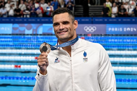 Florent Manaudou de France montre la médaille de bronze après avoir participé à la finale du 50m nage libre hommes lors des Jeux Olympiques de Paris 2024 à La Défense Arena à Paris (France), 02 août 2024.