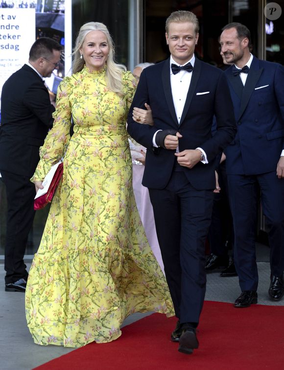 La princesse Mette Marit de Norvège et son fils Marius Borg Høiby - La princesse Ingrid Alexandra de Norvège fête ses 18 ans lors d'un dîner de gala offert par le gouvernement à la bibliothèque nationale de Oslo le 16 juin 2022.
