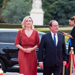 L'ancien président de la République et la comédienne se sont montrés très complices

François Hollande et son épouse l'actrice et productrice française Julie Gayet... Arrivée des invités du dîner de Cérémonie du Sommet 2024 Accord de Paris pour le sport et le développement durable. Carrousel du Louvre, Paris, France, 25 juillet 2024. Photo by Jeanne Accorsini/Pool/ABACAPRESS.COM