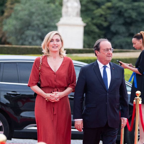 L'ancien président de la République et la comédienne se sont montrés très complices

François Hollande et son épouse l'actrice et productrice française Julie Gayet... Arrivée des invités du dîner de Cérémonie du Sommet 2024 Accord de Paris pour le sport et le développement durable. Carrousel du Louvre, Paris, France, 25 juillet 2024. Photo by Jeanne Accorsini/Pool/ABACAPRESS.COM
