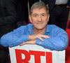 Pour le journaliste de 65 ans, c'est une sacrée page qui se tourne : après des débuts sur RFI, puis sur France Info et Europe 1, il avait en effet rejoint la matinale de RTL en 2010, d'abord pour des chroniques, puis en devenant l'animateur principal de la tranche.
Yves Calvi - Conférence de rentrée de la station de radio RTL à Paris. Le 13 septembre 2017. © Coadic Guirec / Bestimage