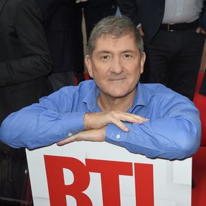 Pour le journaliste de 65 ans, c'est une sacrée page qui se tourne : après des débuts sur RFI, puis sur France Info et Europe 1, il avait en effet rejoint la matinale de RTL en 2010, d'abord pour des chroniques, puis en devenant l'animateur principal de la tranche.

Yves Calvi - Conférence de rentrée de la station de radio RTL à Paris. Le 13 septembre 2017. © Coadic Guirec / Bestimage