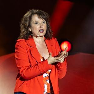 Exclusif - Anne Roumanoff - Enregistrement de l'émission "L'humour à la plage" pour la 2eme édition du festival de Juan les Pins à la pinède Gould le 27 juin 2025. © Bruno Bebert / Bestimage