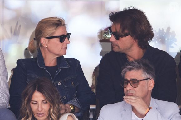 Bertrand Chameroy, Anne-Elisabeth Lemoine - Célébrités dans les tribunes de la finale homme des Internationaux de France de tennis de Roland Garros 2024 à Paris le 9 juin 2024. © Jacovides-Moreau/Bestimage