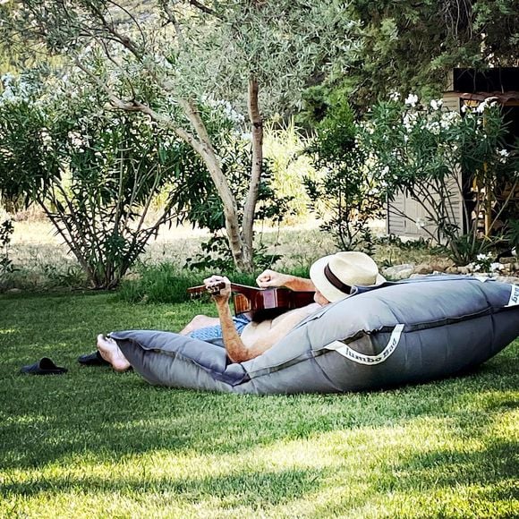 Et de l'autre les Alpilles

Gaëtan Roussel a acheté il y a quize ans un mas bicentenaire dans les Alpilles.