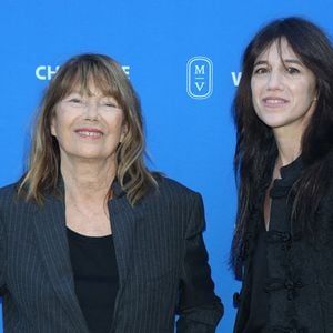 Charlotte Gainsbourg dévoile également des anecdotes sur sa mère, Jane Birkin.

Charlotte Gainsbourg et Jane Birkin lors de la séance photo « Jane By Charlotte » dans le cadre du 14e Festival du film d'Angoulême, à Angoulême, en France, le 27 août 2021. Photo de Jérôme Domine/ABACAPRESS.COM