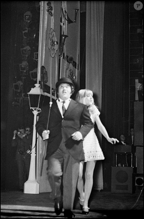 Archives - Le chanteur Carlos et Sylvie Vartan sur la scène de l'Olympia en 1974. AGENCE / BESTIMAGE
