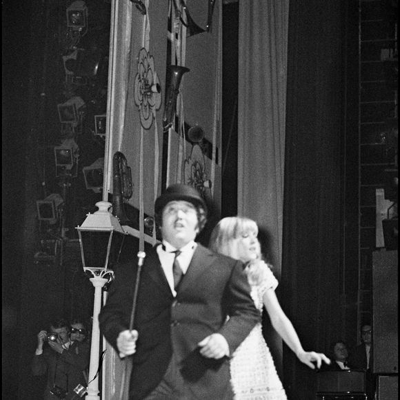 Archives - Le chanteur Carlos et Sylvie Vartan sur la scène de l'Olympia en 1974. AGENCE / BESTIMAGE